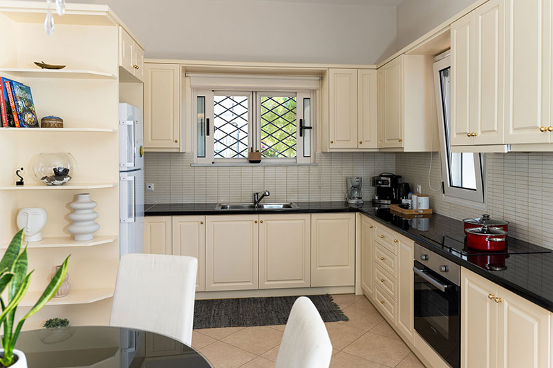 krevatokamara epano me pool view.jpg